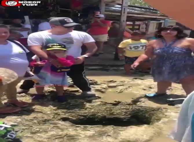 Video :Unknowingly taking off her clothes in public, a mother
